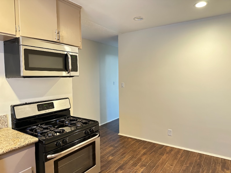 Building Photo - 407 W 6th St