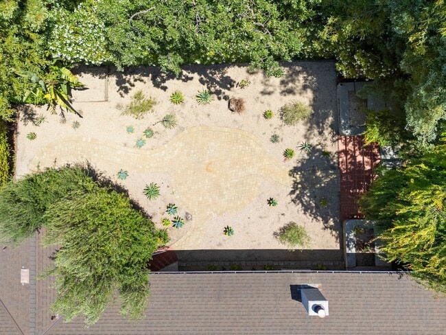 Building Photo - Spacious Menlo Park Retreat with 6 Bedroom...