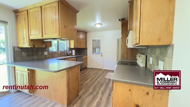 Building Photo - Charming home on private lane!