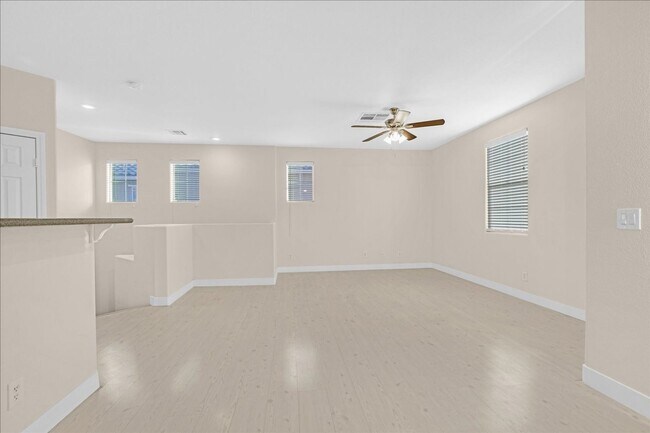 Building Photo - Spacious 2 bedroom condo with attached condo