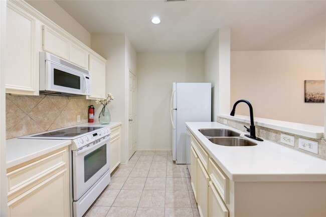 Building Photo - 830 W Heights Hollow Ln