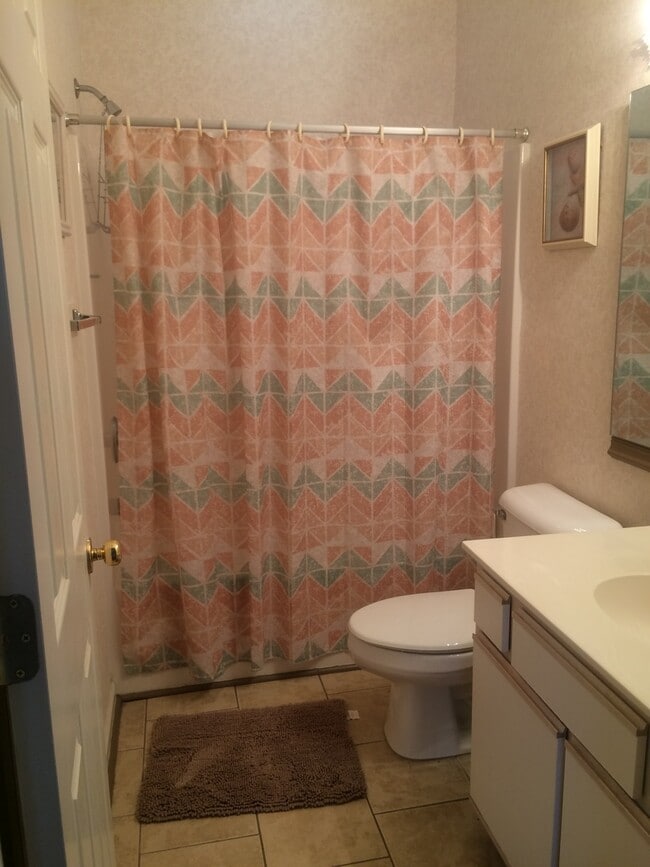 Building Photo - 2 Bed, 2 Bath Condo for Rent at River Oaks