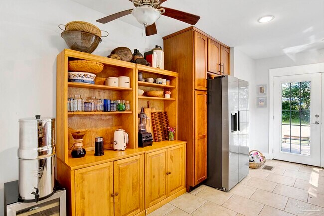 Building Photo - 1306 E Hernandez St