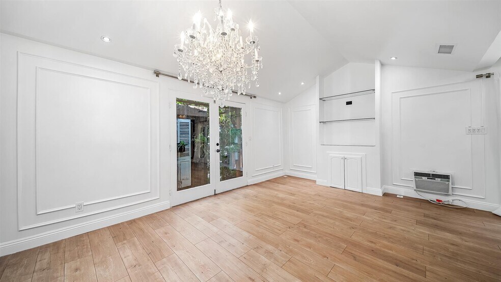 Living Room - 607 N Windsor Blvd