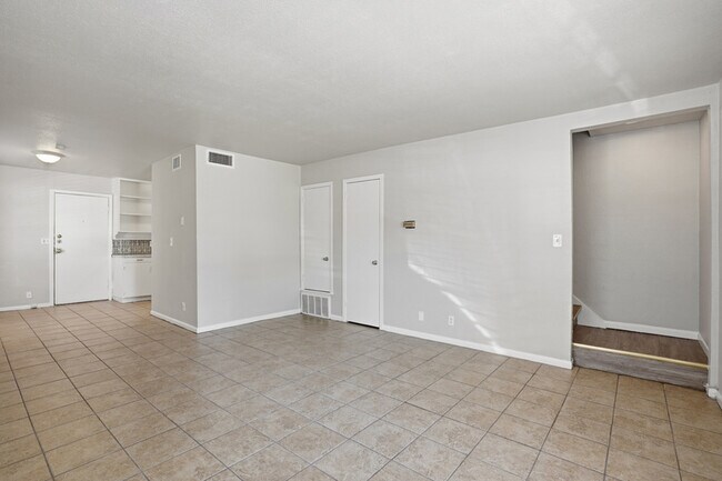 Building Photo - 3209 Rogers Ave