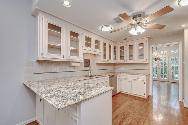 Building Photo - 201 Vanderpool Ln