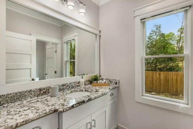 Building Photo - 782 Piedmont Way NE