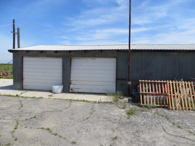 Building Photo - Country Home, 4BR+ Den/2BA, Blt 1960’s - L...