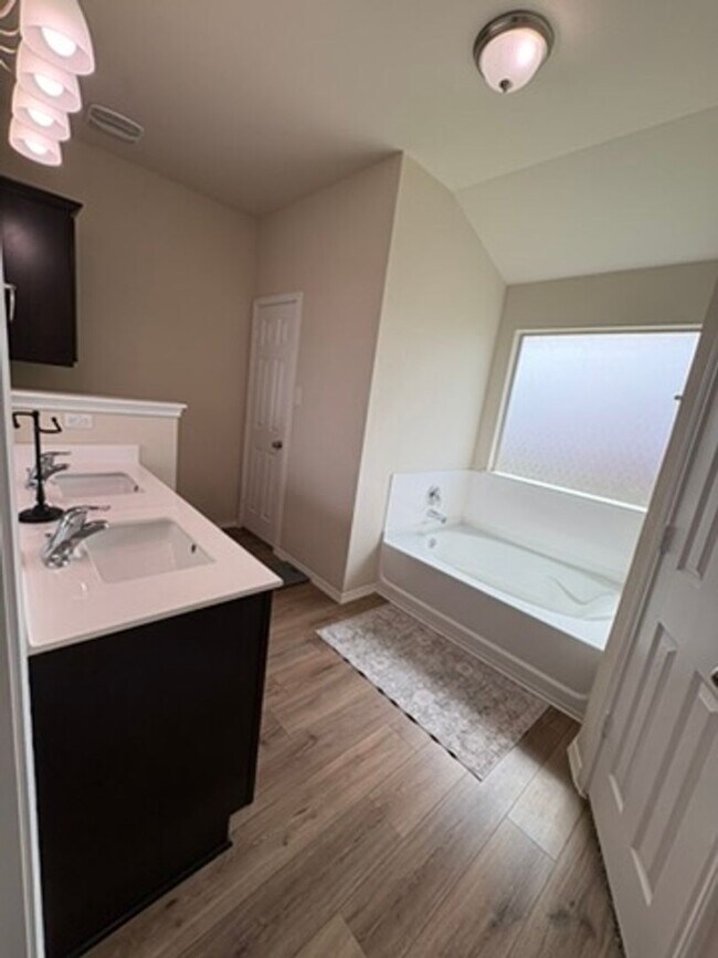 Building Photo - 3 bedroom 2 bath open concept