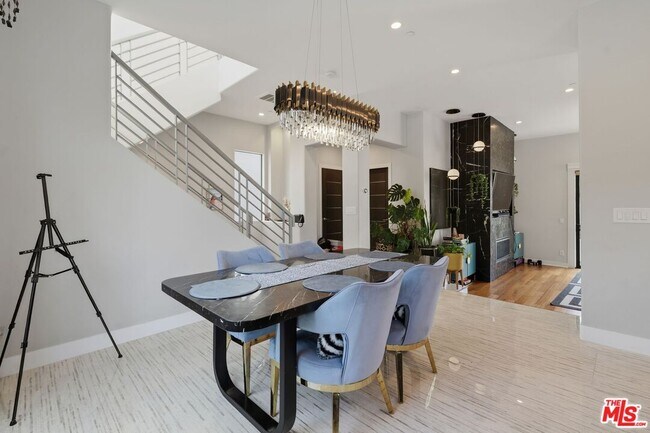 Building Photo - 12911 Bluff Creek Dr