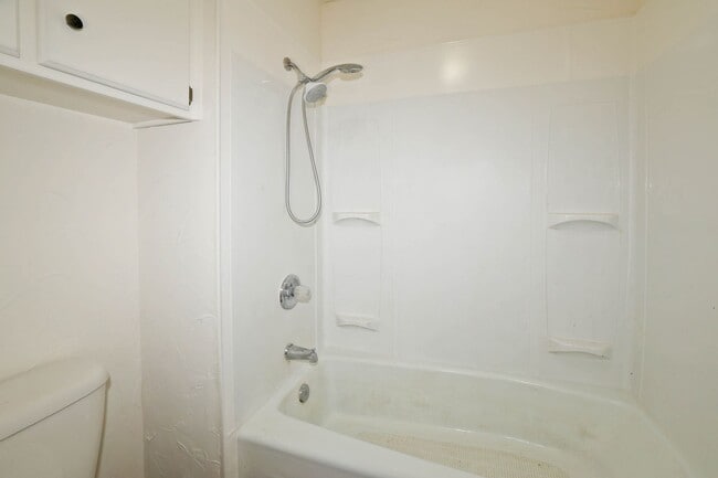 Building Photo - 3 bedroom rental in Ridgecrest!