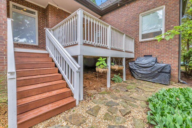 Building Photo - Beautifully maintained and move-in ready 4BR home with a basement