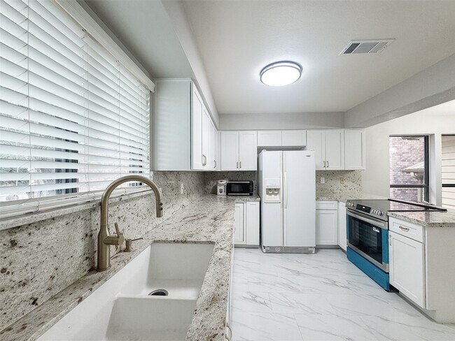 Building Photo - 112 Cove Point