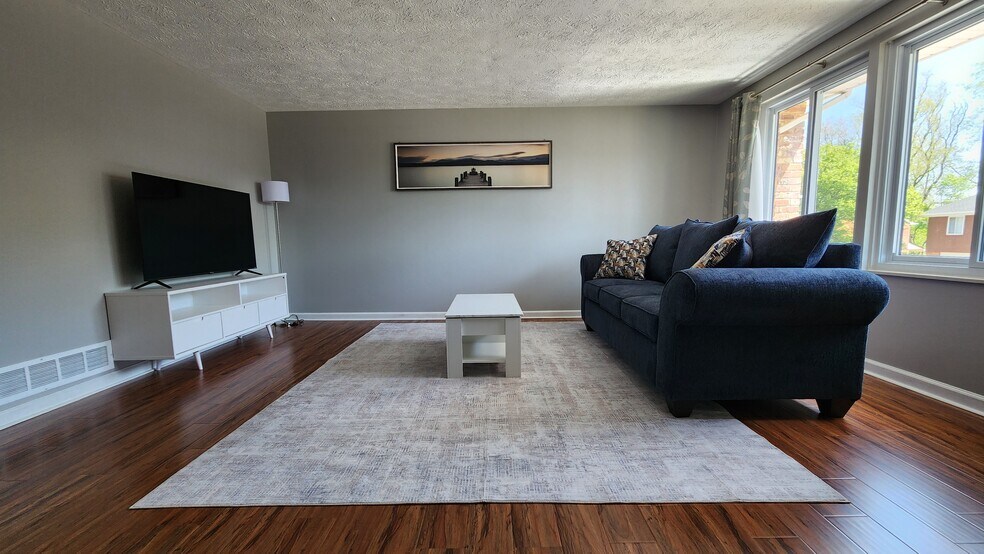 Building Photo - 4313 Hemlock Cir