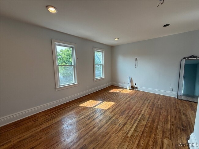 Building Photo - 11 Baynes St
