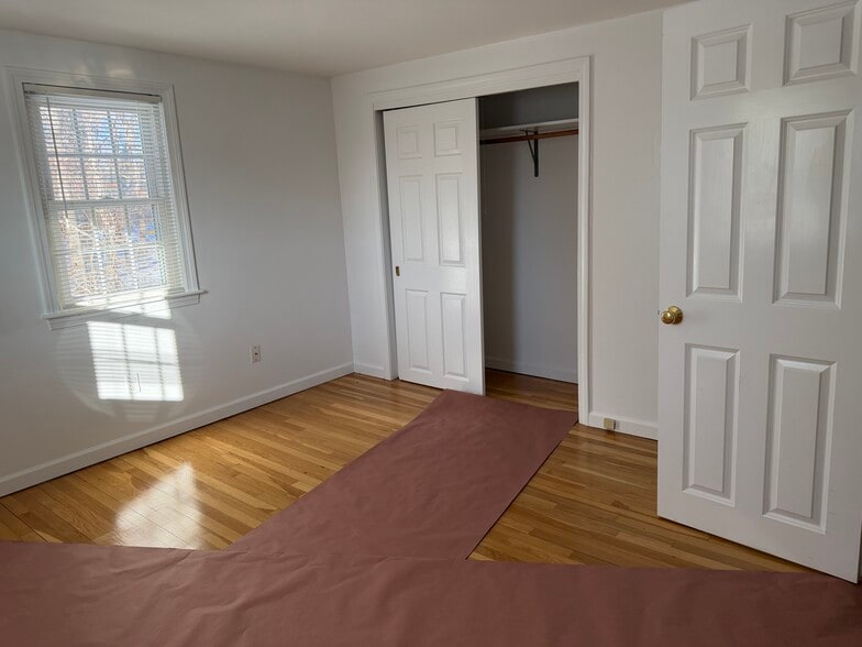 Building Photo - 14 Colonial Rd