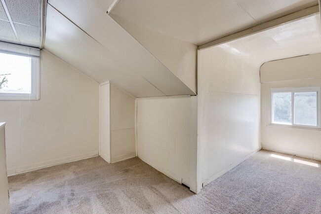 Building Photo - Available August 2026 - 3 Bedroom Home w/ Central AC & Spacious Yard!