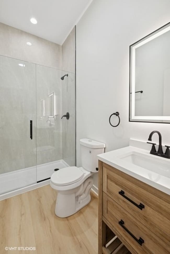 Building Photo - Stunning 3b2b Apartment in Humboldt Park