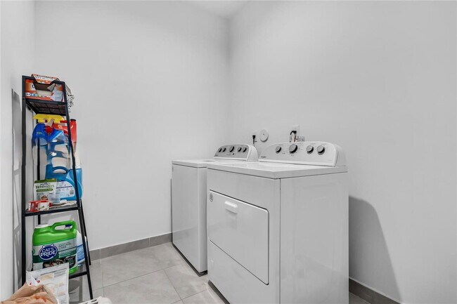 Building Photo - 4363 NW 81st Ave