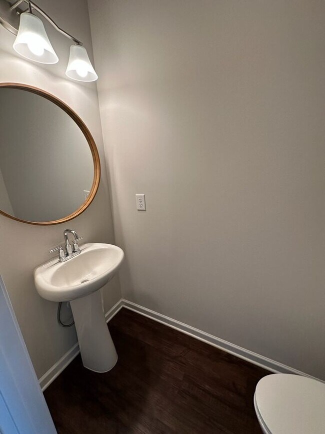 Building Photo - Lovely townhome in gated subdivision minutes from historic Marietta Square!