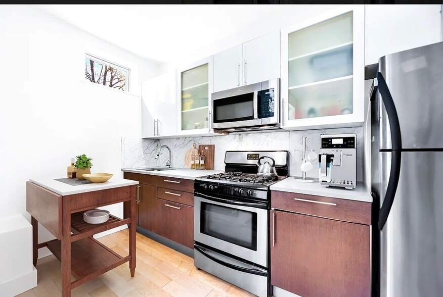 Building Photo - 14 Monitor St