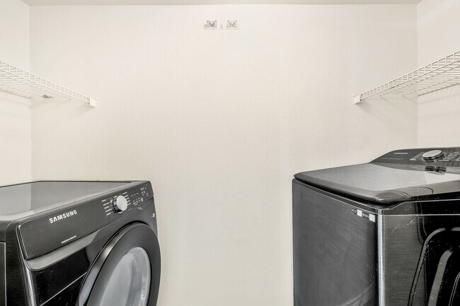 Building Photo - Move-in Ready 2-Bed Condo!