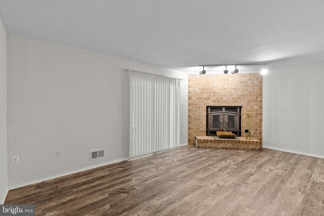 Building Photo - 11861 New Country Ln