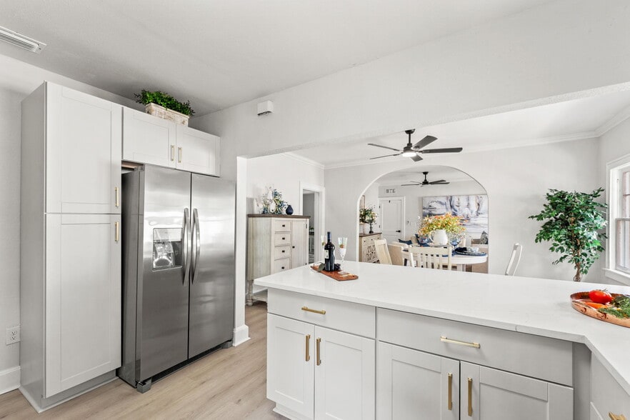 Kitchen - 593 Talbot Ave