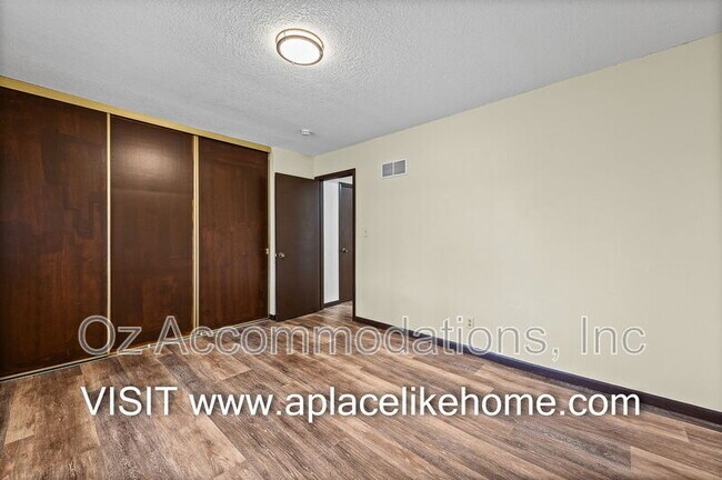Building Photo - 608 E 78th St