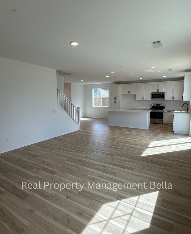 Building Photo - Modern Luxury Awaits: Discover Your Dream Home!