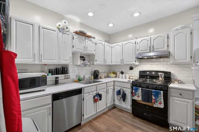 Building Photo - 361 Ridgefield Ave