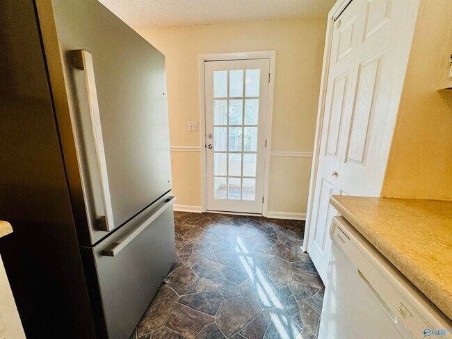 Building Photo - 13900 SW Wyandotte Dr