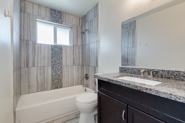 Building Photo - STUNNING 2 BEDROOM REMODELED TEMPE TOWNHOM...