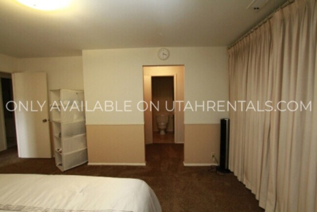 Building Photo - 258 W Garden Park