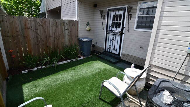 Building Photo - Charming 2-bedroom, 2.5-bathroom home located in Baton Rouge