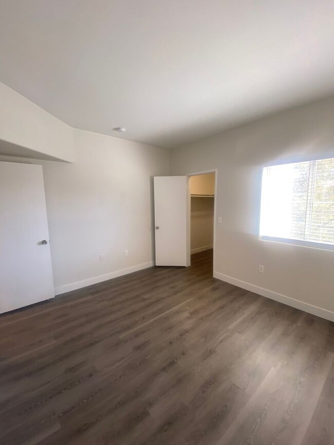 Building Photo - Cozy 1 bedroom condo conveniently located ...