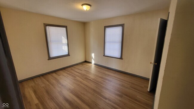 Building Photo - 1604 W 11th St