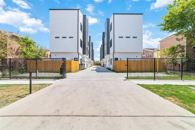 Building Photo - 5905 Fairdale Ln