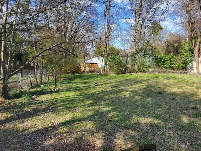 Building Photo - Conveniently located to UA, Mercedes and D...