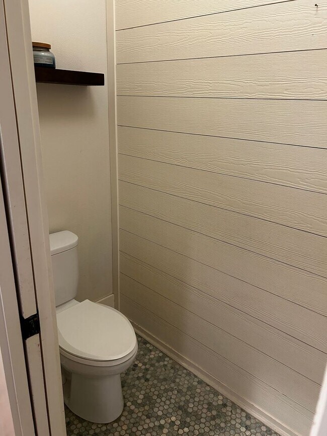 Building Photo - UNFURNISHED Beautiful Large Home Available Now on North Walnut in Fayetteville !!