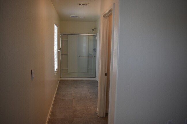 Building Photo - 698 Jessie Dr