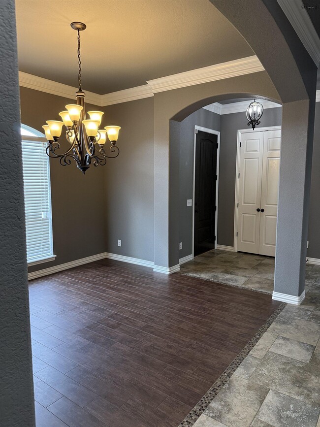 Building Photo - 5011 Lantana Dr