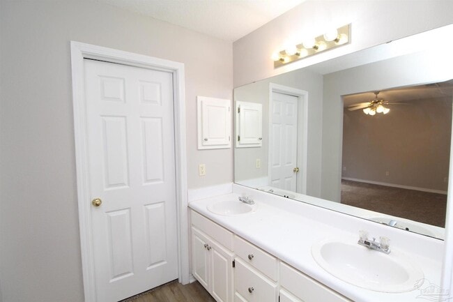 Building Photo - 6854 Cedar Ridge Cir