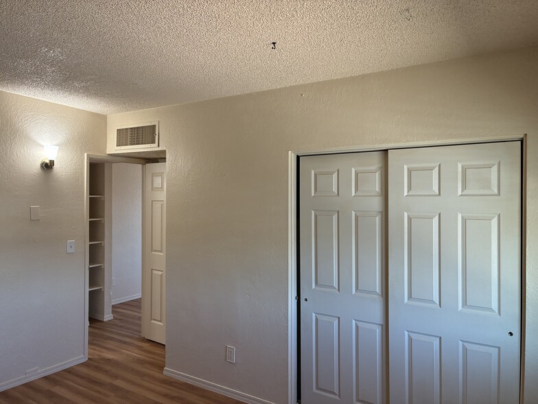 Building Photo - 923 N Swan Rd