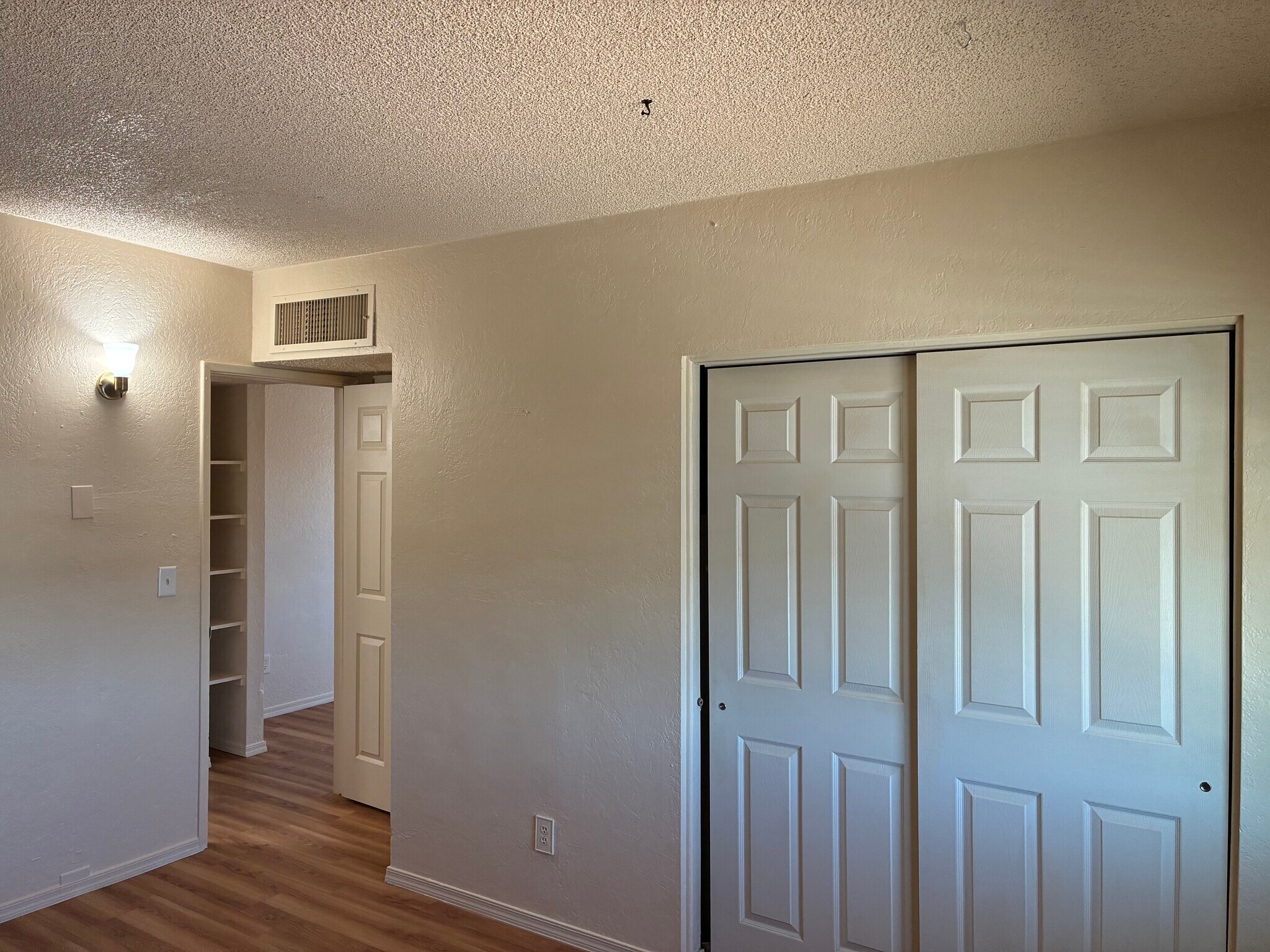 Building Photo - 923 N Swan Rd