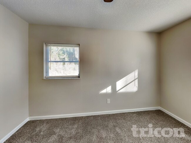 Building Photo - 3516 E Roundtree Dr