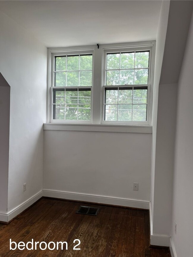 Building Photo - -- AVAILABLE SEPTEMBER 4TH -- 2 BR / 1 BA Beautiful Historic Carriage House on Monument Ave! Avai...
