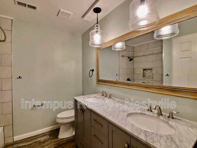 Building Photo - 547 Hopewood Ct