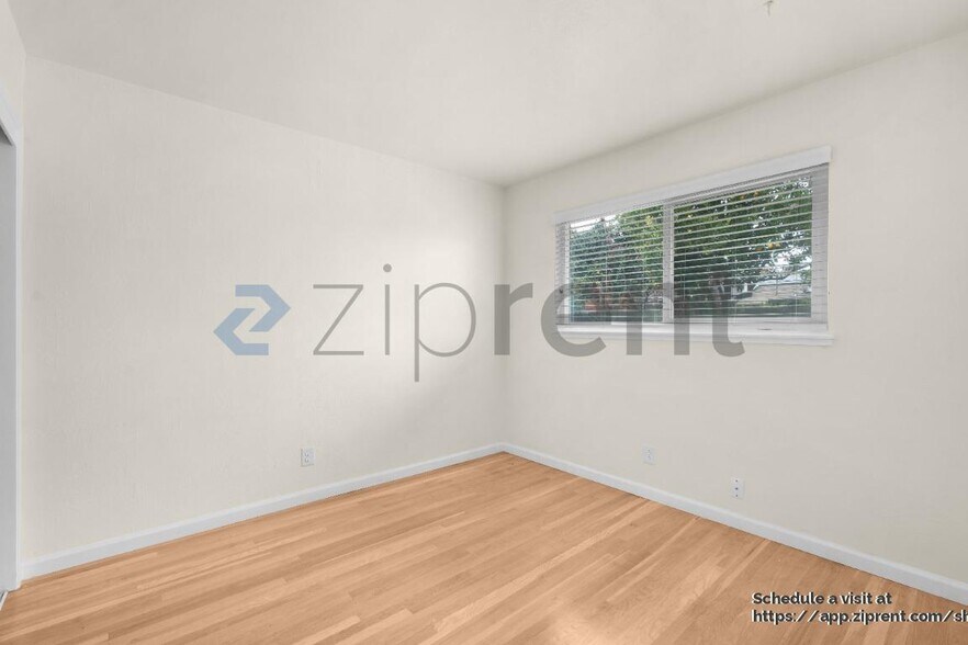 Building Photo - 9033 Fashion Dr