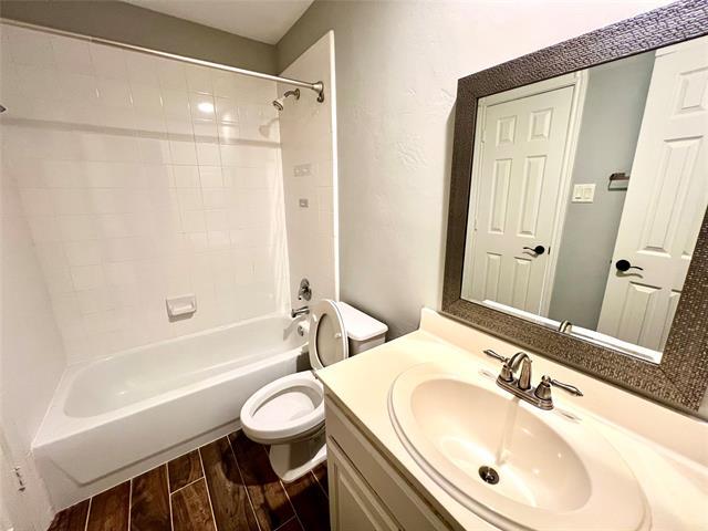 Building Photo - 615 Fallbrook Dr